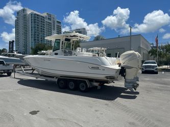 32' Boston Whaler 2011 Yacht For Sale